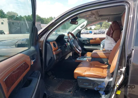 2019 Toyota Tundra 1794 5.7L V8 z USA, uszkodzony, nr VIN 5TFAY5F13KX810923